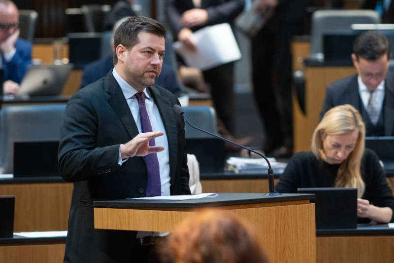 Fragesteller Nationalratsabgeordneter Michael Bernhard (NEOS)