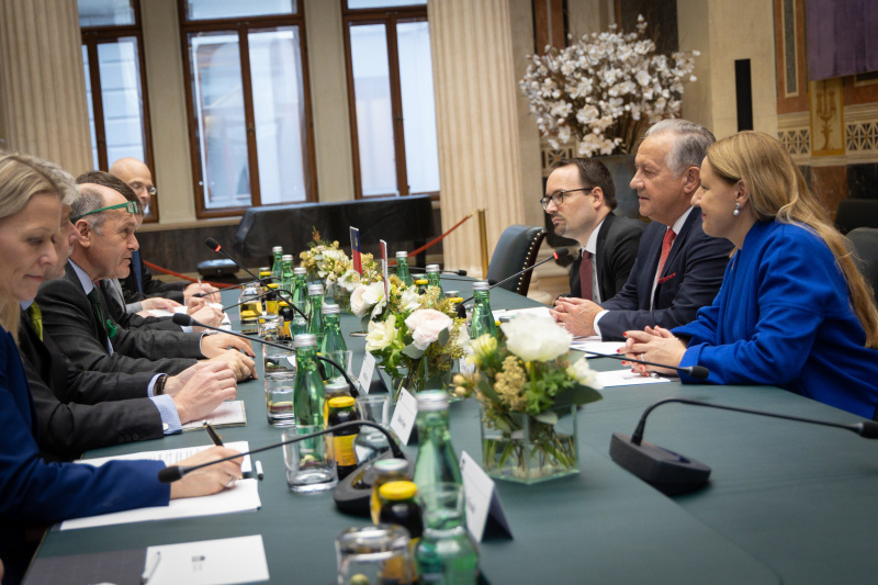 Arbeitsgespräch. Linke Tischhälfte Österreichische Delegation mit Nationalratspräsident Wolfgang Sobotka (ÖVP) (Mitte). Rechte Tischhälfte Liechtensteinische Delegation mit Präsidenten des Landtages des Fürstentums Liechtenstein Albert Frick (Mitte)