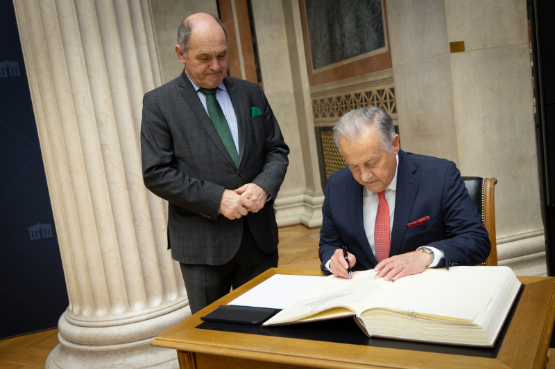 Gästebucheintrag. Von rechts: Präsident des Landtages des Fürstentums Liechtenstein Albert Frick , Nationalratspräsident Wolfgang Sobotka (ÖVP)