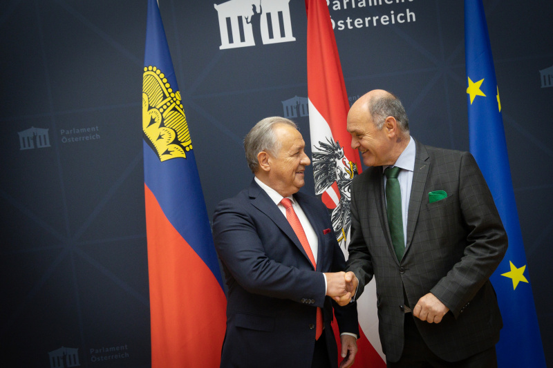 Fahnenfoto. Von rechts Nationalratspräsident Wolfgang Sobotka (ÖVP), Präsident des Landtages des Fürstentums Liechtenstein Albert Frick