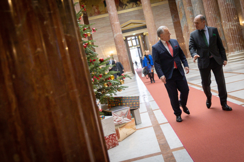 Von rechts: Nationalratspräsident Wolfgang Sobotka (ÖVP) Präsident des Landtages des Fürstentums Liechtenstein Albert Frick Liechtenstein durchschreiten die Säulenhalle