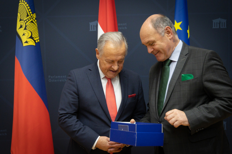 Geschenkübergabe. Von rechts Nationalratspräsident Wolfgang Sobotka (ÖVP), Präsident des Landtages des Fürstentums Liechtenstein Albert Frick