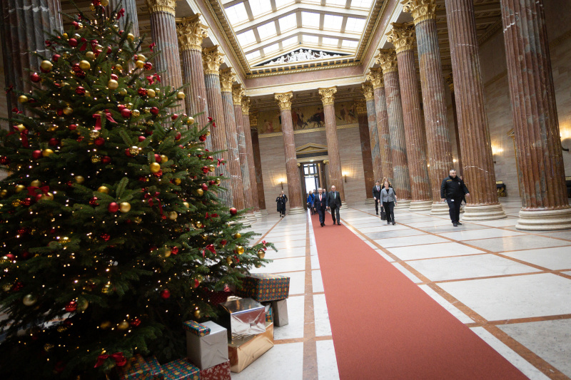 Von rechts: Nationalratspräsident Wolfgang Sobotka (ÖVP) Präsident des Landtages des Fürstentums Liechtenstein Albert Frick Liechtenstein durchschreiten die Säulenhalle