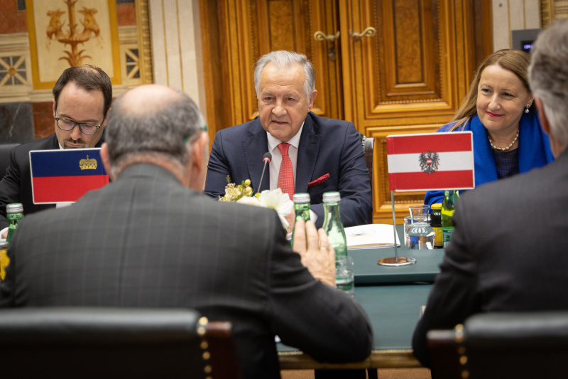 Arbeitsgespräch. Von links: Minister Dominik Marxer, Stv. Missionschef, Präsident des Landtages des Fürstentums Liechtenstein Albert Frick,  Leiterin der Finanzkontrolle des Fürstentums Liechtenstein Cornelia Lang