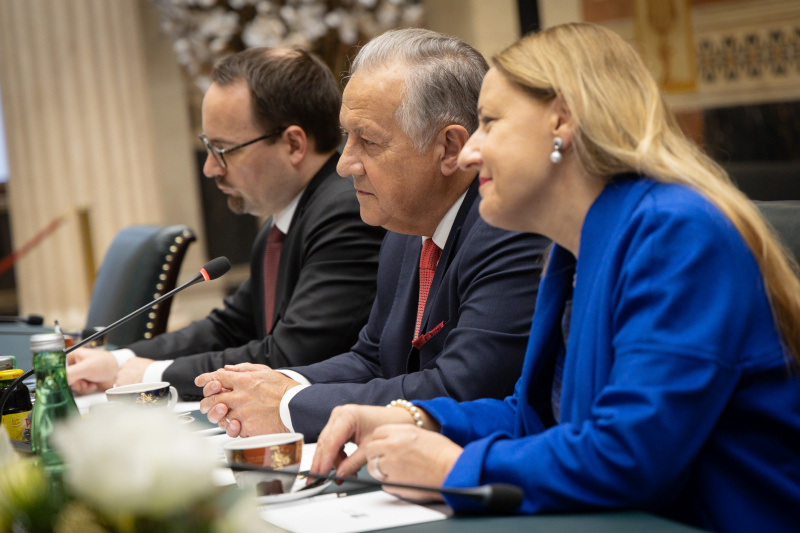 Arbeitsgespräch. Von links: Minister Dominik Marxer, Stv. Missionschef, Präsident des Landtages des Fürstentums Liechtenstein Albert Frick,  Leiterin der Finanzkontrolle des Fürstentums Liechtenstein Cornelia Lang