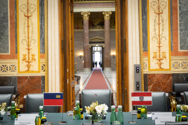 Fahnen von Österreich und Liechtenstein