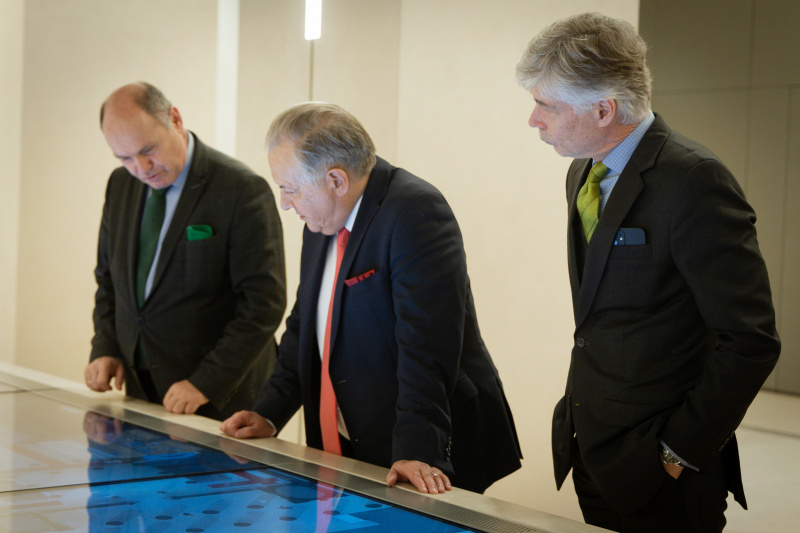 Parlamentsführung. Von links: Nationalratspräsident Wolfgang Sobotka (ÖVP), Präsident des Landtages des Fürstentums Liechtenstein Albert Frick, Parlamentsdirektor Harald Dossi