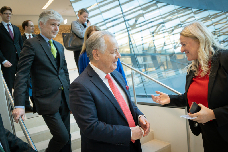 Parlamentsführung. Von rechts: Bundesratspräsidentin Claudia Arpa (SPÖ) begrüßt  Präsident des Landtages des Fürstentums Liechtenstein Albert Frick, Parlamentsdirektor Harald Dossi