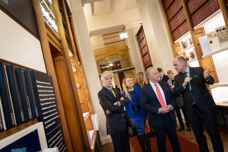 Parlamentsführung. Von links: Parlamentsdirektor Harald Dossi , Leiterin der Finanzkontrolle des Fürstentums Liechtenstein Cornelia Lang, Präsident des Landtages des Fürstentums Liechtenstein Albert Frick, Nationalratspräsident Wolfgang Sobotka (ÖVP),