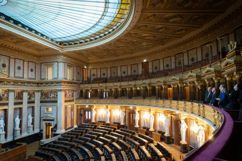 Parlamentsführung. Von links: Nationalratspräsident Wolfgang Sobotka (ÖVP), Präsident des Landtages des Fürstentums Liechtenstein Albert Frick, Parlamentsdirektor Harald Dossi, Leiterin der Finanzkontrolle des Fürstentums Liechtenstein Cornelia Lang, Minister Dominik Marxer, Stv. Missionschef