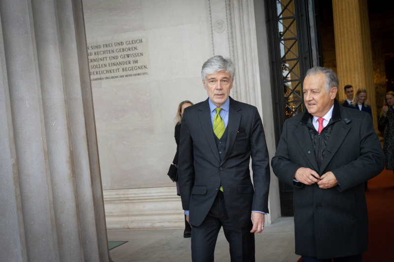Verabschiedung. Von links: Parlamentsdirektor Harald Dossi, Präsident des Landtages des Fürstentums Liechtenstein Albert Frick