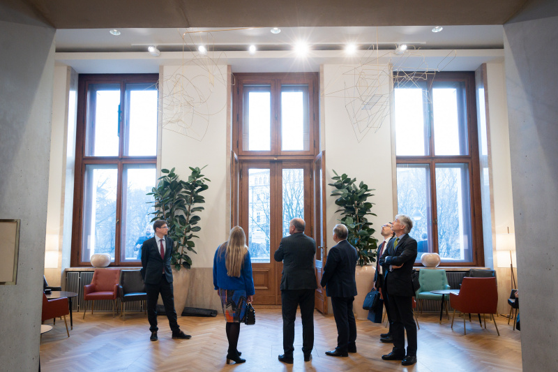 Parlamentsführung. Von links:  Leiterin der Finanzkontrolle des Fürstentums Liechtenstein Cornelia Lang, Nationalratspräsident Wolfgang Sobotka (ÖVP), Präsident des Landtages des Fürstentums Liechtenstein Albert Frick,Minister Dominik Marxer, Stv. Missionschef, Parlamentsdirektor Harald Dossi