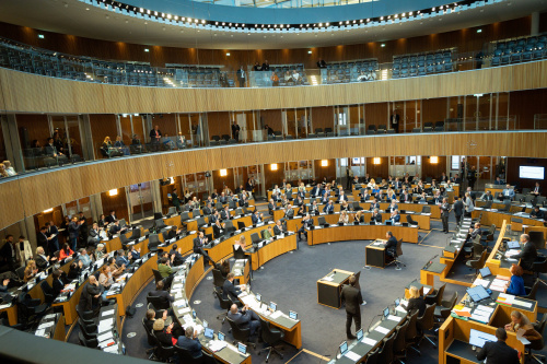 Die Abgeordneten des Nationalrates begrüßen die Liechtensteinische Delegation am Balkon. Am Präsidium Nationalratspräsident Wolfgang Sobotka (ÖVP)