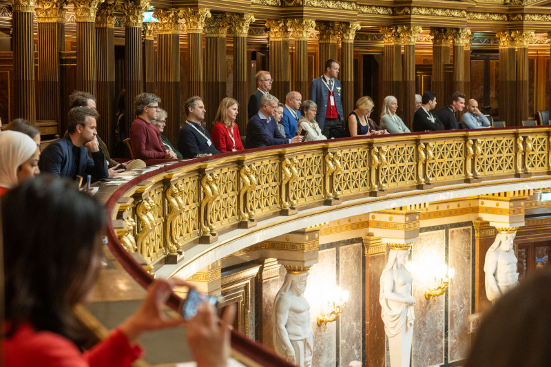 Blick Richtung Veranstaltungsteilnehmer:innen