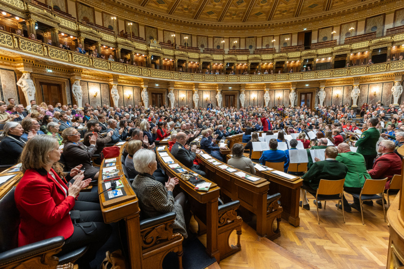 Blick Richtung Veranstaltungsteilnehmer:innen