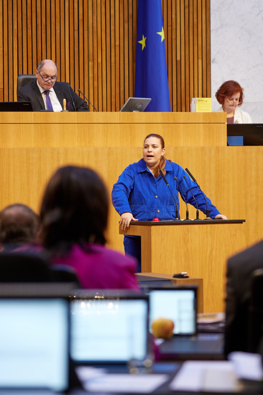 Am Rednerpult Nationalratsabgeordnete Nina Tomaselli (GRÜNE)