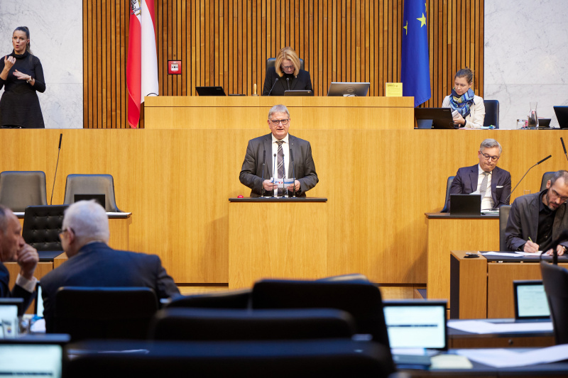 Am Rednerpult Nationalratsabgeordneter Maximilian Linder (FPÖ)