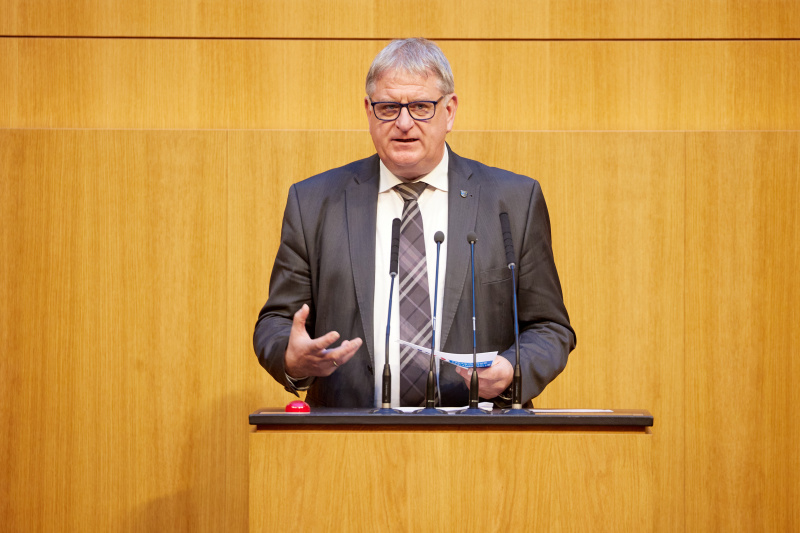 Am Rednerpult Nationalratsabgeordneter Maximilian Linder (FPÖ)