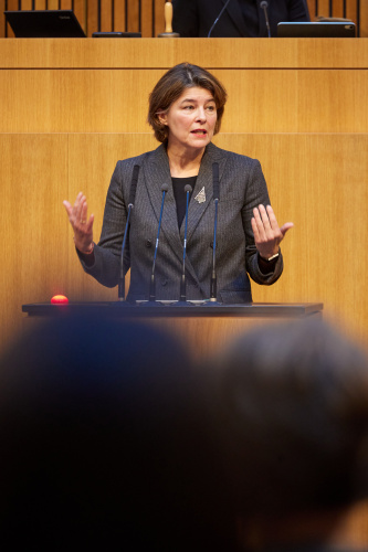 Am Rednerpult Nationalratsabgeordnete Elisabeth Götze (GRÜNE)