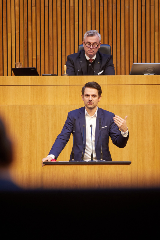 Am Rednerpult Nationalratsabgeordneter Jakob Schwarz (GRÜNE)