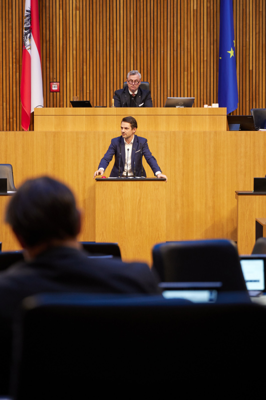 Am Rednerpult Nationalratsabgeordneter Jakob Schwarz (GRÜNE)