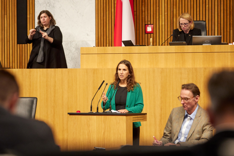 Am Rednerpult Nationalratsabgeordnete Ulrike Fischer (GRÜNE)