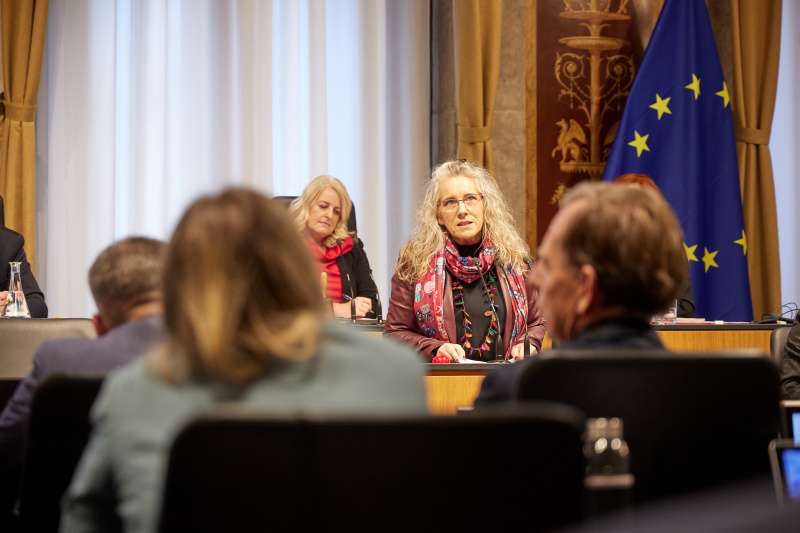 Am Rednerpult Bundesrätin Simone Jagl (GRÜNE)
