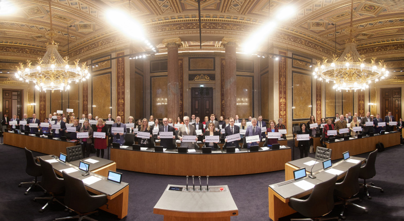 Gruppenfoto. #WeRemember-Solidaritätsaktion aller Bundesratsmitglieder während der 961. Bundesratssitzung