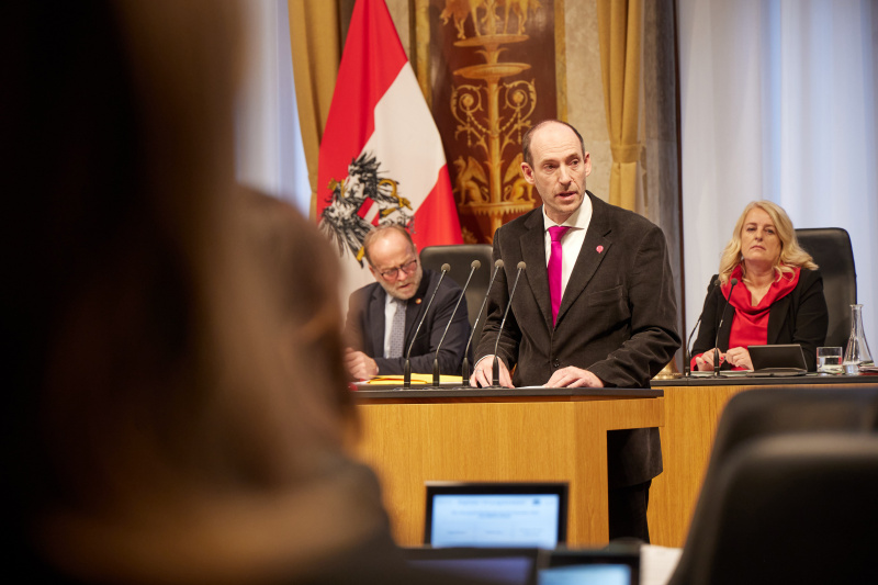 Am Rednerpult Bundesrat Karl-Arthur Arlamovsky (NEOS)