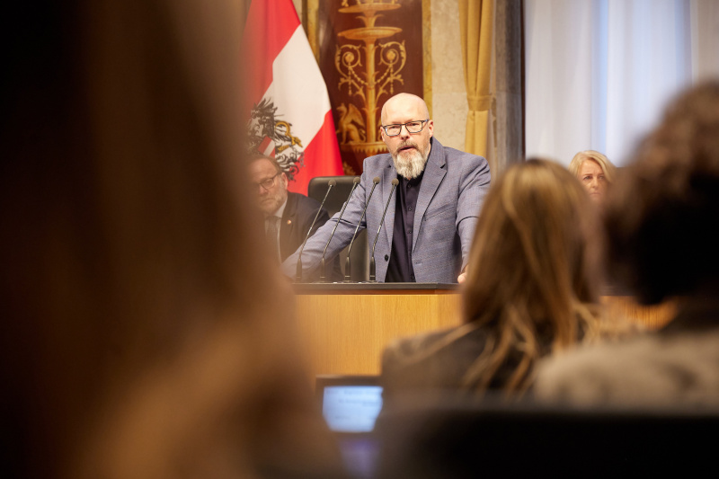 Am Rednerpult Vorsitzender der Bundesratsfraktion Marco Schreuder (GRÜNE)