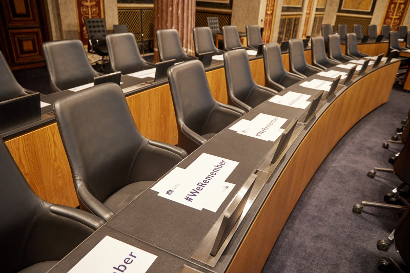 Sitzplätze der Bundesratsmitglieder mit Schild #WeRemember
