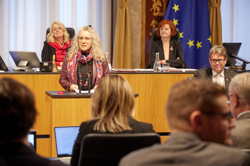 Am Rednerpult Bundesrätin Simone Jagl (GRÜNE)