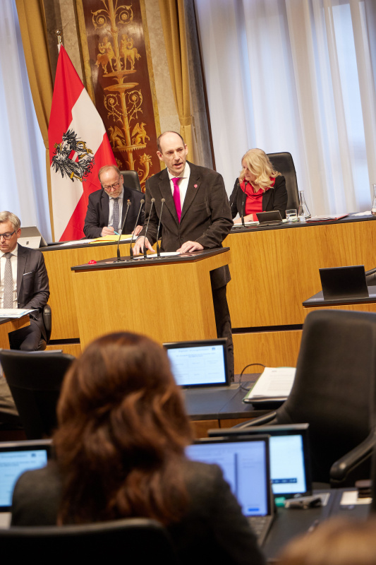 Am Rednerpult Bundesrat Karl-Arthur Arlamovsky (NEOS)