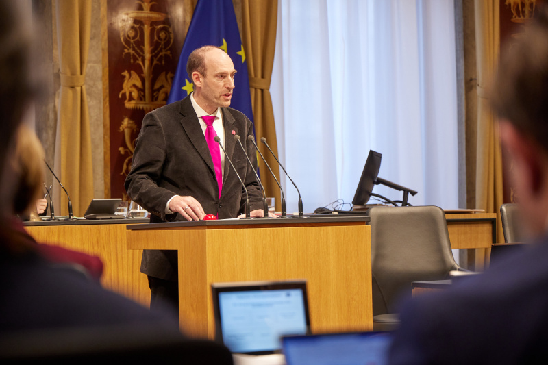Am Rednerpult Bundesrat Karl-Arthur Arlamovsky (NEOS)