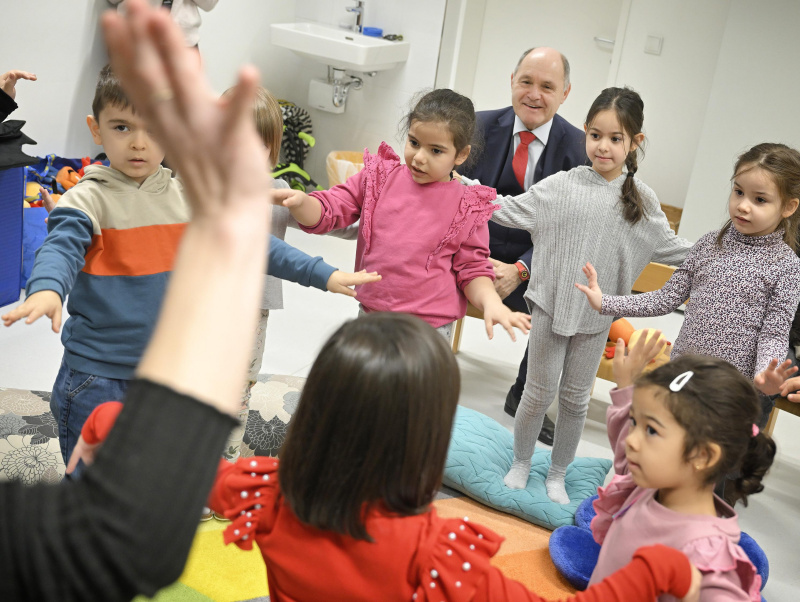 Nationalratspräsident Wolfgang Sobotka (ÖVP) mit Kindergartenkindern beim Workshop