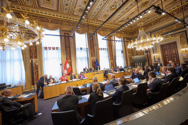 Nationalratsabgeordneter Jörg Leichtfried (SPÖ) am Präsidium. Blick Richtung Ausschussteilnehmer:innen