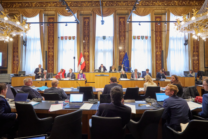 Nationalratsabgeordneter Jörg Leichtfried (SPÖ) am Präsidium. Blick Richtung Ausschussteilnehmer:innen