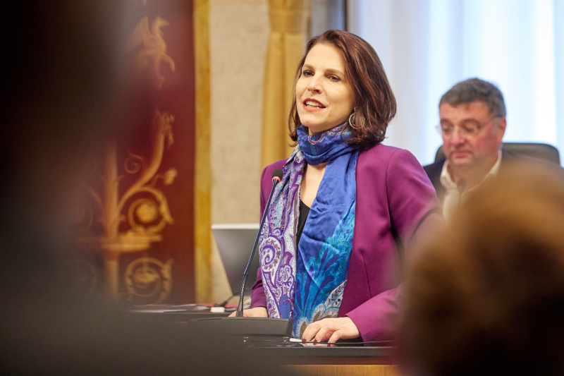 Am Rednerpult Europaministerin Karoline Edtstadler (ÖVP)