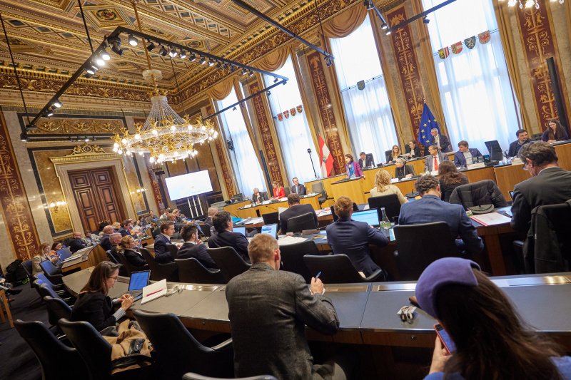 Am Rednerpult Europaministerin Karoline Edtstadler (ÖVP). Blick Richtung Ausschussteilnehmer:innen