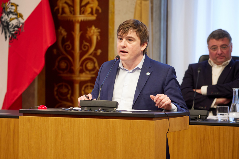 Am Rednerpult Thomas Lohninger EpiCenter.Works