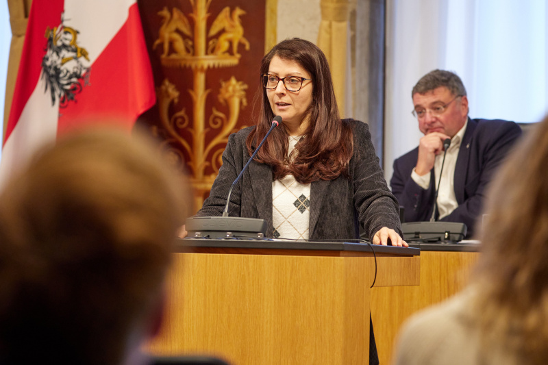 Am Rednerpult Nationalratsabgeordnete Muna Duzdar (SPÖ)