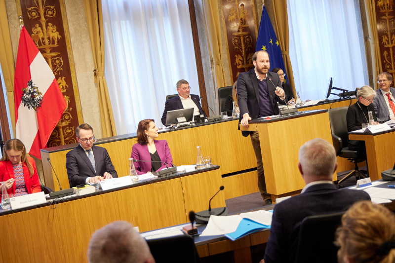 Am Rednerpult Nationalratsabgeordneter Nikolaus Scherak (NEOS)