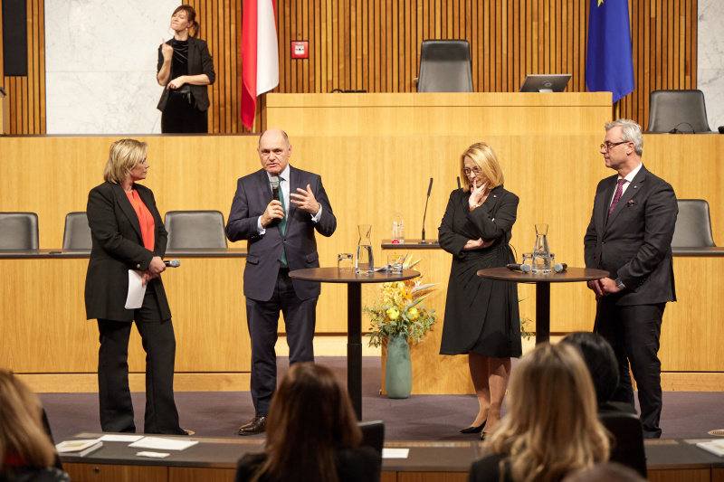 Moderiertes Gespräch. Von links: Corinna Milborn, Nationalratspräsident Wolfgang Sobotka (ÖVP), Zweite Nationalratspräsidentin Doris Bures (SPÖ), Dritter Nationalratspräsident Norbert Hofer (FPÖ)