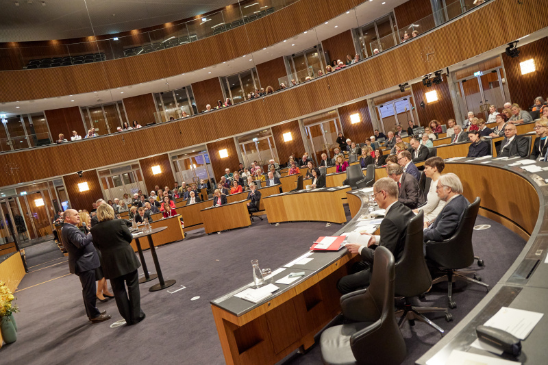 Moderiertes Gespräch. Von links: Corinna Milborn, Nationalratspräsident Wolfgang Sobotka (ÖVP), Zweite Nationalratspräsidentin Doris Bures (SPÖ), Dritter Nationalratspräsident Norbert Hofer (FPÖ)
