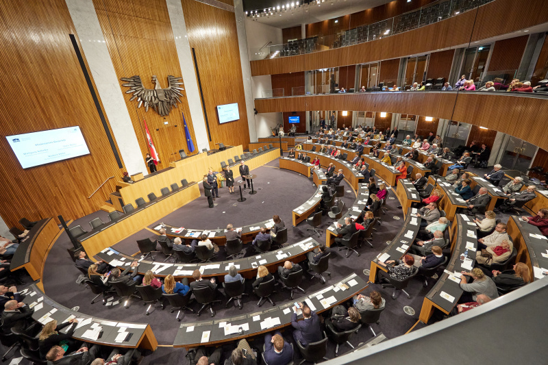 Moderiertes Gespräch. Von links: Corinna Milborn, Nationalratspräsident Wolfgang Sobotka (ÖVP), Zweite Nationalratspräsidentin Doris Bures (SPÖ), Dritter Nationalratspräsident Norbert Hofer (FPÖ)