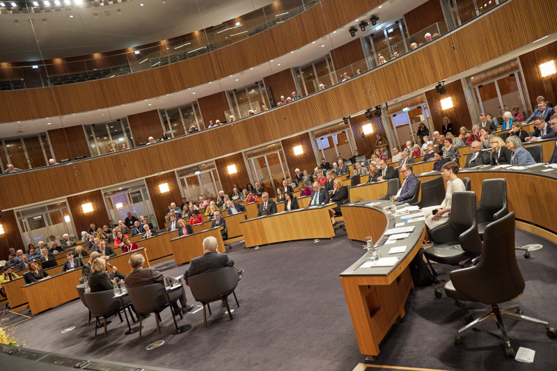 Podiumsdiskussion. Von links: Wolfgang Benedek, Manfred Nowak Menschenrechtsexperte, Corinna Milborn, Justizministerin Alma Zadic (GRÜNE), Walter Obwexer Universität Innsbruck