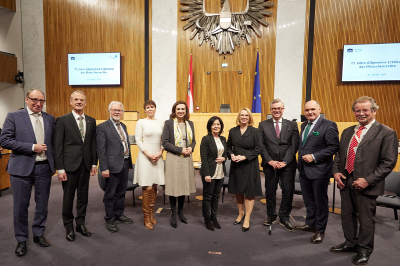 Von links: Gesundheitsminister Johannes Rauch (GRÜNE), Walter Obwexer Universität Innsbruck, Wolfgang Benedek, Wissenschaftliche Mitarbeiterin Peace Research Institute Frankfurt Elisabeth Hoffberger-Pippan, Justizministerin Alma Zadic (GRÜNE), Bundesratspräsidentin Margit Göll (ÖVP), Zweite Nationalratspräsidentin Doris Bures (SPÖ), Dritter Nationalratspräsident Norbert Hofer (FPÖ), Nationalratspräsident Wolfgang Sobotka (ÖVP), Manfred Nowak Menschenrechtsexperte