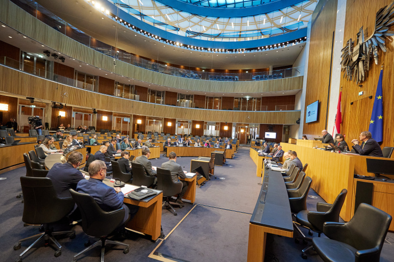 Nationalratsabgeordneter Christian Stocker (ÖVP) am Präsidium. Blick Richtung Ausschussteilnehmer:innen