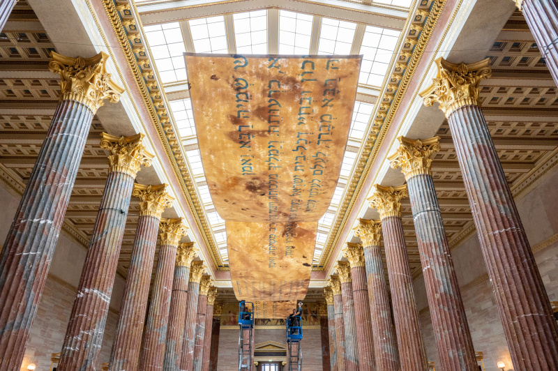 Aufbauarbeiten zur Kunstinstallation Kaddisch in der Säulenhalle