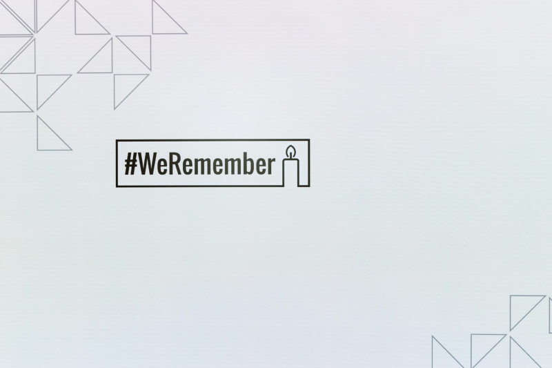 LED-Wand mit dem #WeRemember-Logo